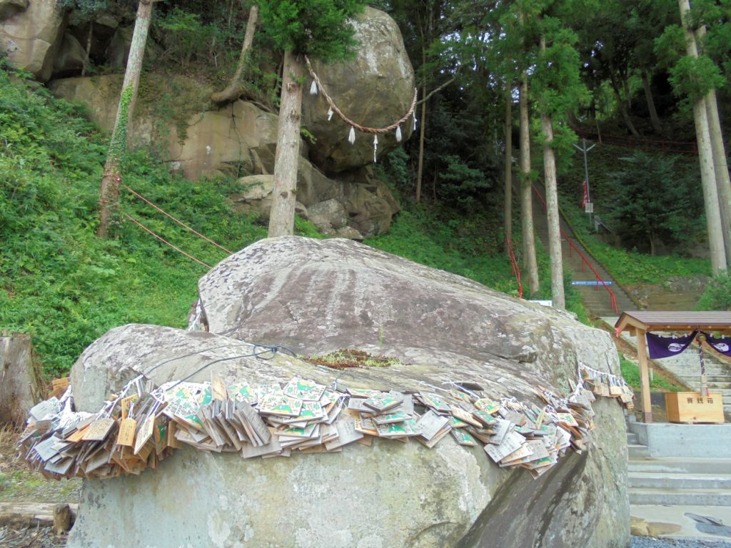 釣石神社2つの巨石 | ミステリアス東北
