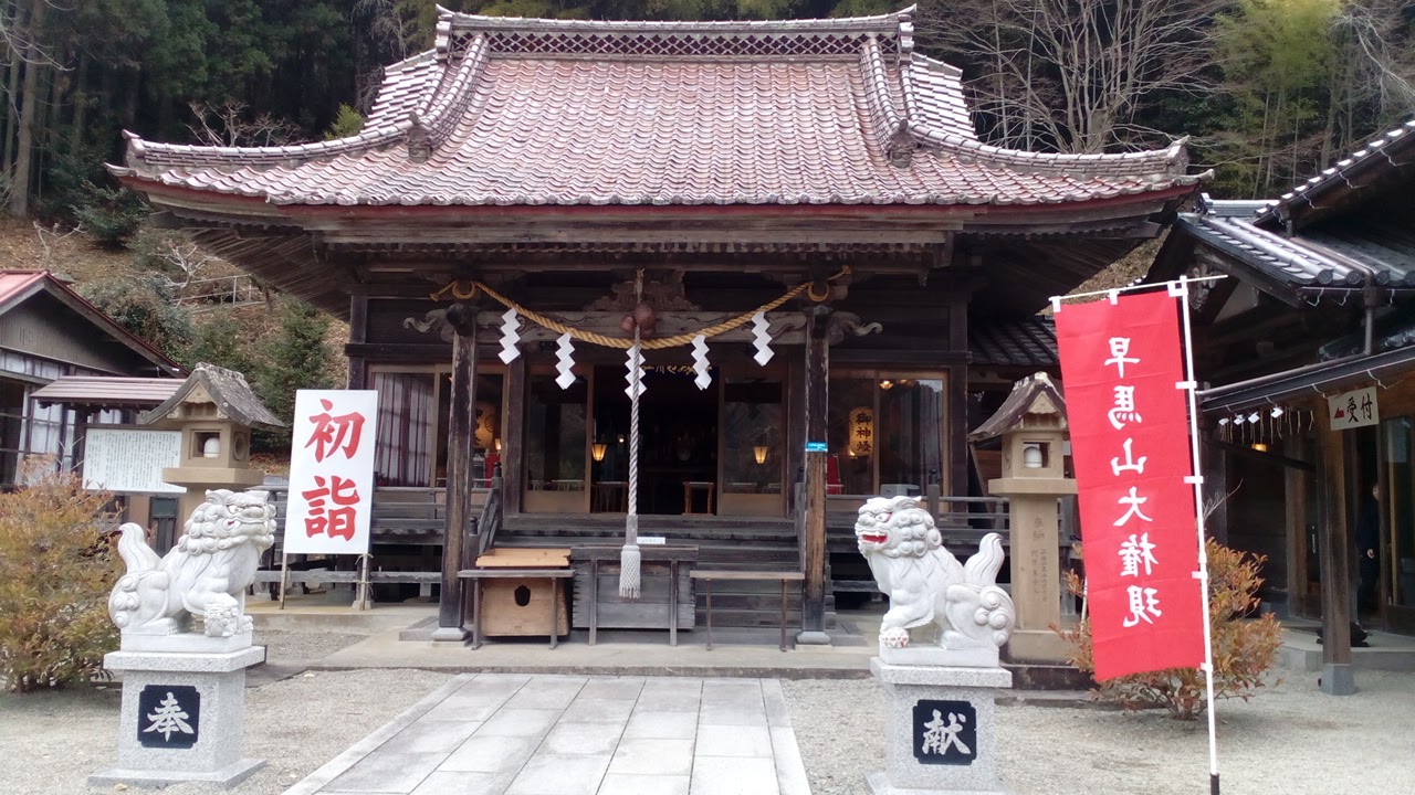 早馬神社・拝殿 Photo by ミステリアス東北